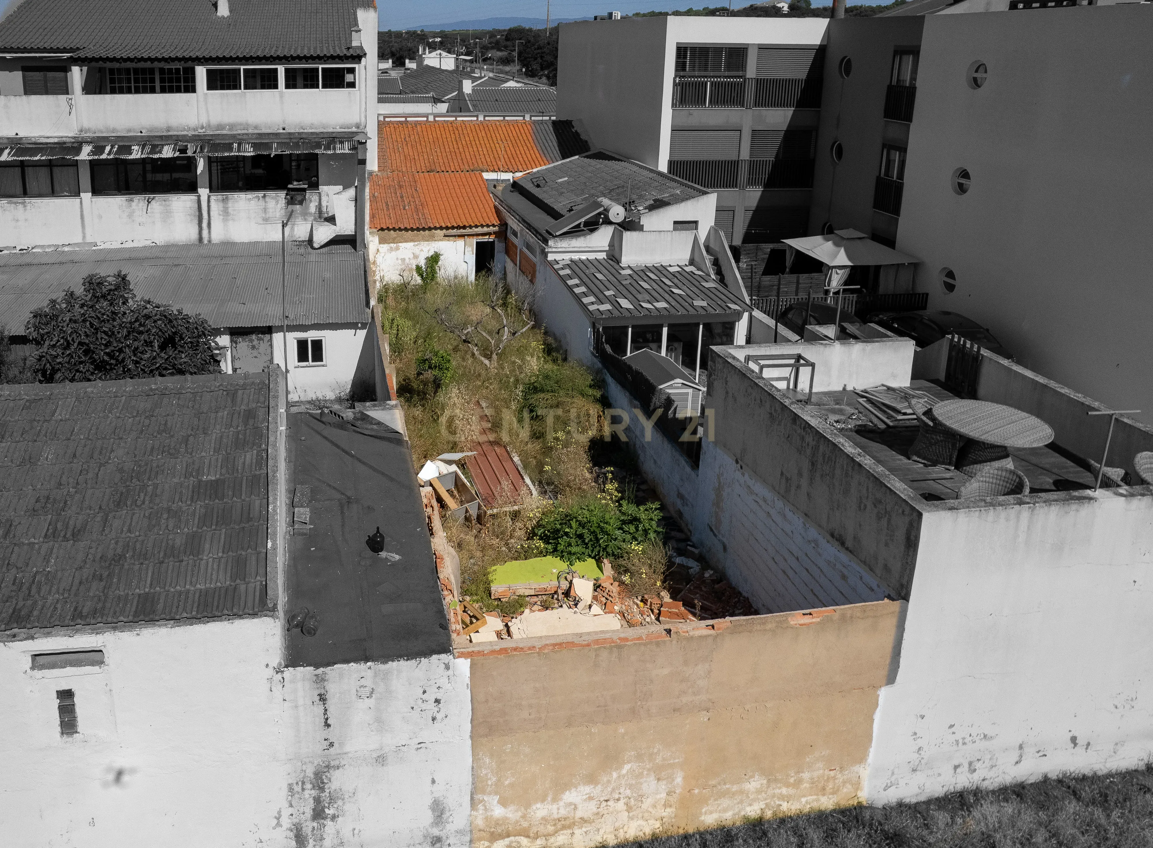 Fotografia 4 de Moradia inserida num terreno de 191 m2, anterior a 1951 e c/ Projeto Aprovado até 255 m2 de construção, no Centro do Algoz.