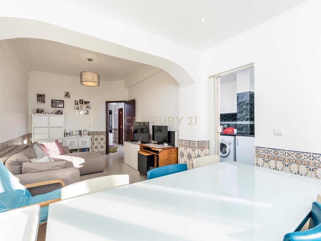 Apartamento T2 em Linda-a-Velha – Remodelado com Terraço e Excelente Localização - Image 6