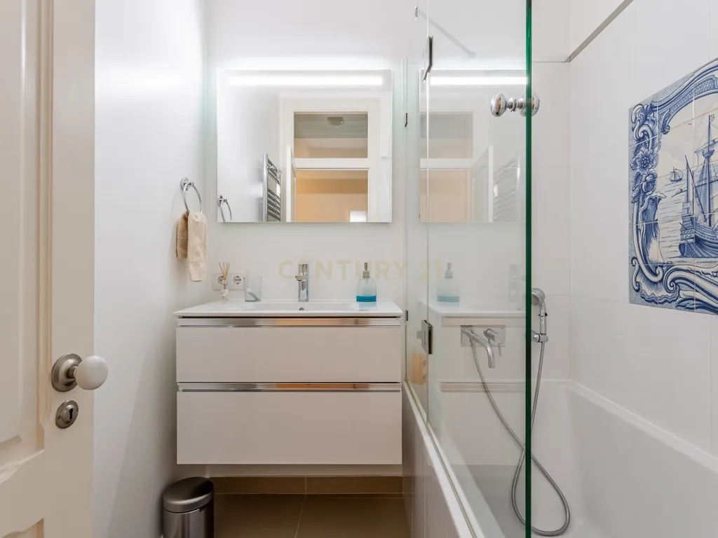 Apartamento T4 Renovado em Santo António, Lisboa — Onde a elegância se sente em cada detalhe - Image 18