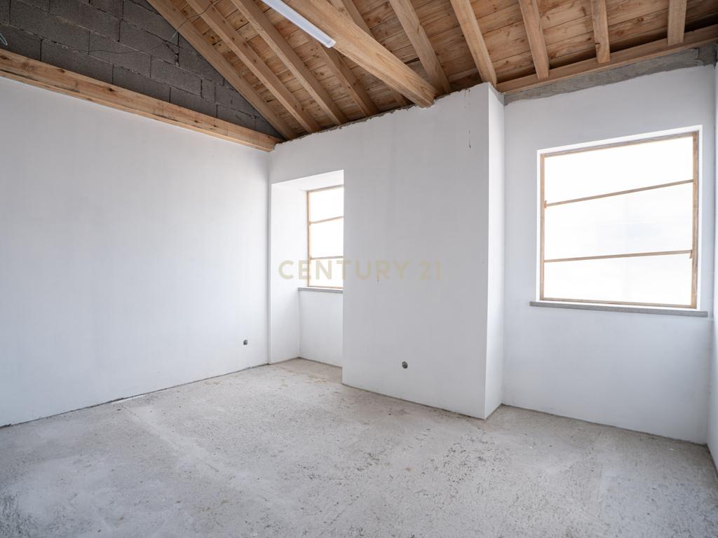 Moradia em fase de renovação na Vila de São Sebastião - Image 20