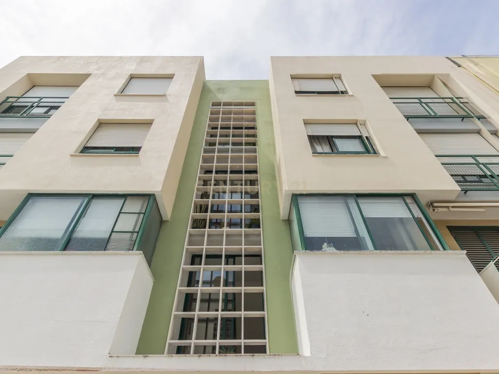 Apartamento T4 transformado em T3, na Baixa da Banheira com boa exposição solar - Image 21