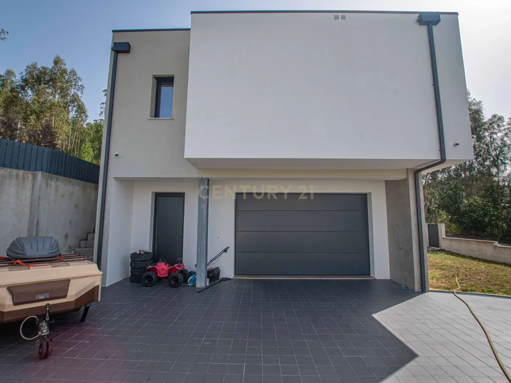 Moradia T4 semi-nova com Piscina, Garagem + Parcela de Terreno Rústico e Vista Serra | Salgueiro, Pombal - Image 8
