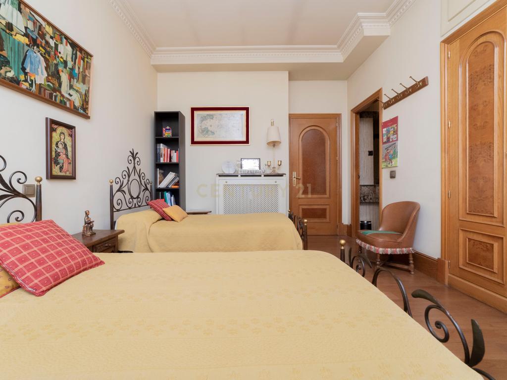 Luxuoso Apartamento T5 com Vista Panorâmica em Madrid - Image 14