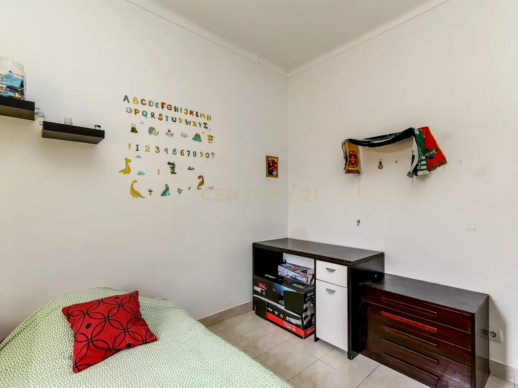 Moradia bifamiliar T4+1 em Pinheiro de Loures, com vistas desafogadas, jardim, pátio, varanda e terraço - Image 21