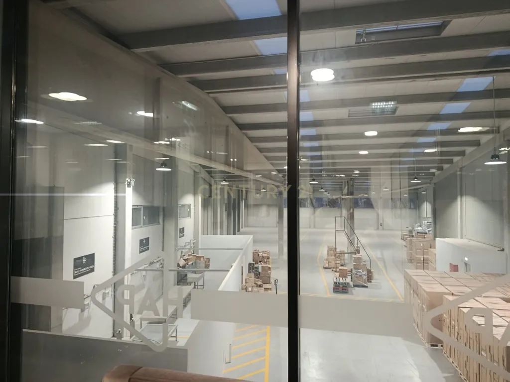 Pavilhão Comercial à Venda no Centro Empresarial de Paredes - Image 1
