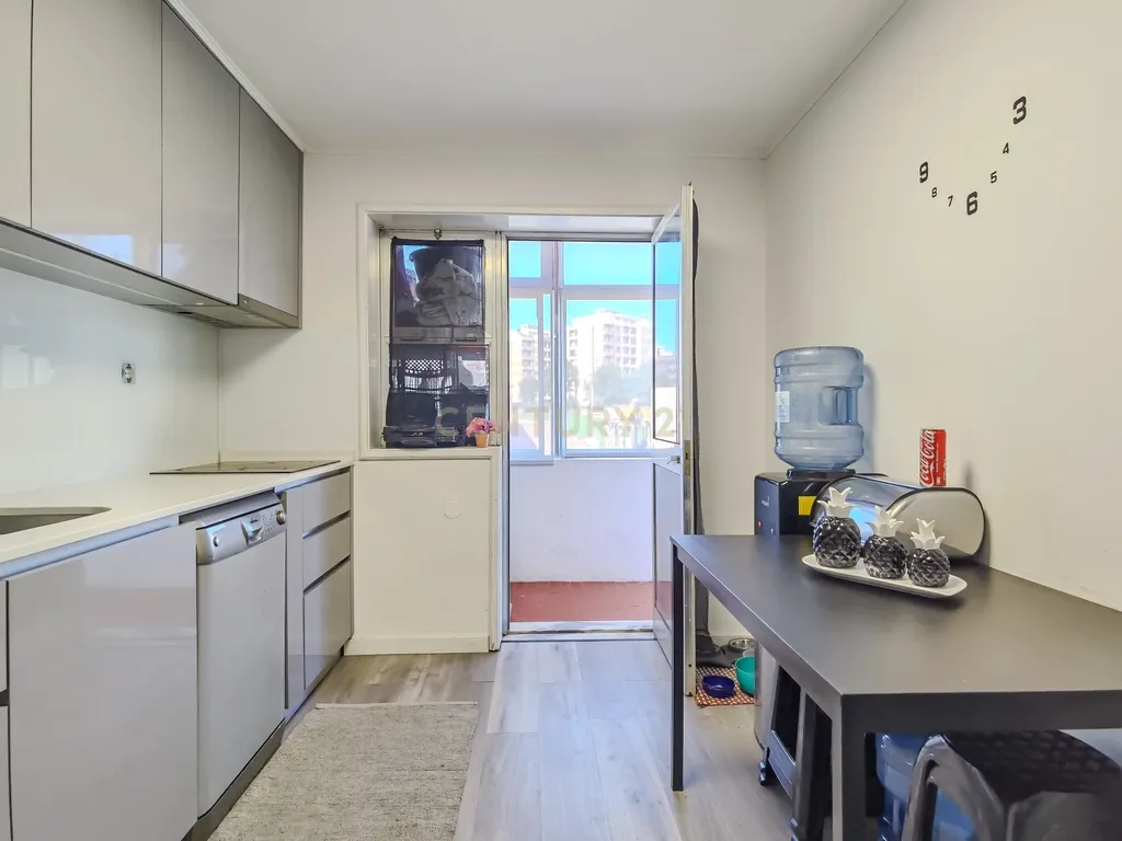 Apartamento T2, de 2 frentes, localizado em Rio Tinto, com Sótão e Garagem Box - Image 8