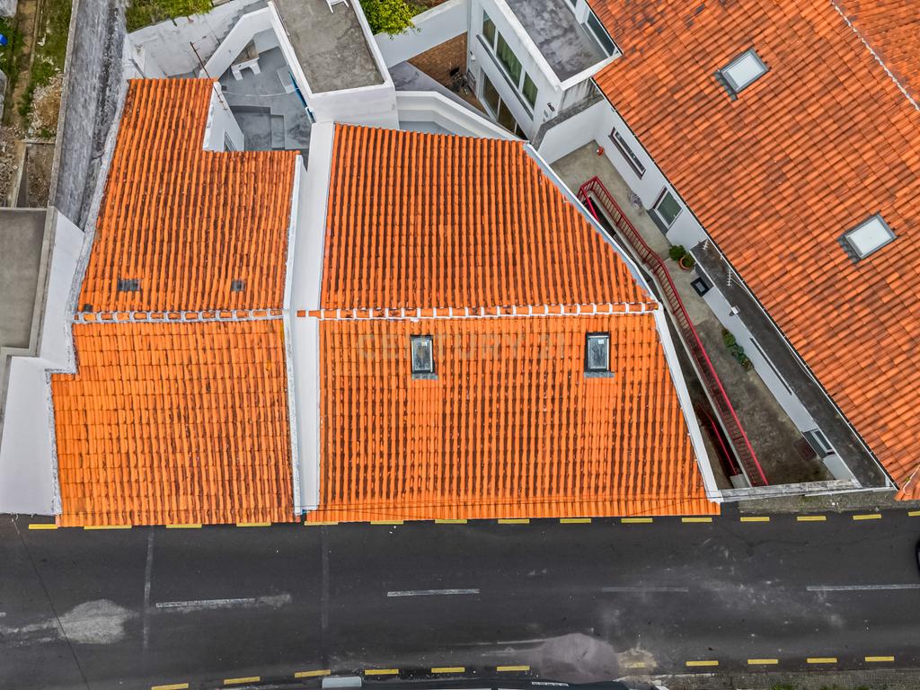 Garagem com potencial de conversão em apartamento no coração de São Bento, Angra do Heroísmo - Image 2