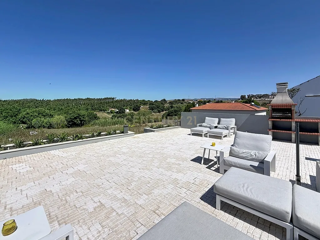 Moradia isolada com amplo terreno de 1.350 m², junto a Alcobaça - Image 7