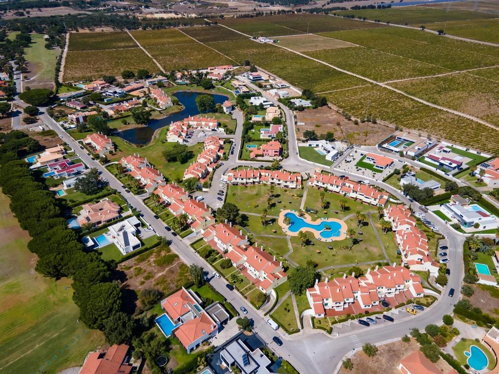 Moradia T3 no Condomínio Varandas do Golfe do Montado – Segurança, Conforto e Estilo de Vida Exclusivo - Image 1