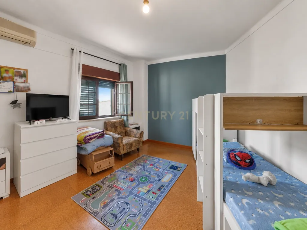 MORADIA T5 COM GARAGEM E PISCINA, 327 M² DE TERRENO PARA USUFRUIR - Image 44