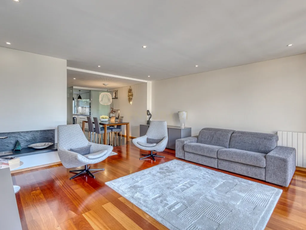Apartamento T2+1 Duplex em condomínio fechado a 600m da praia - Image 1