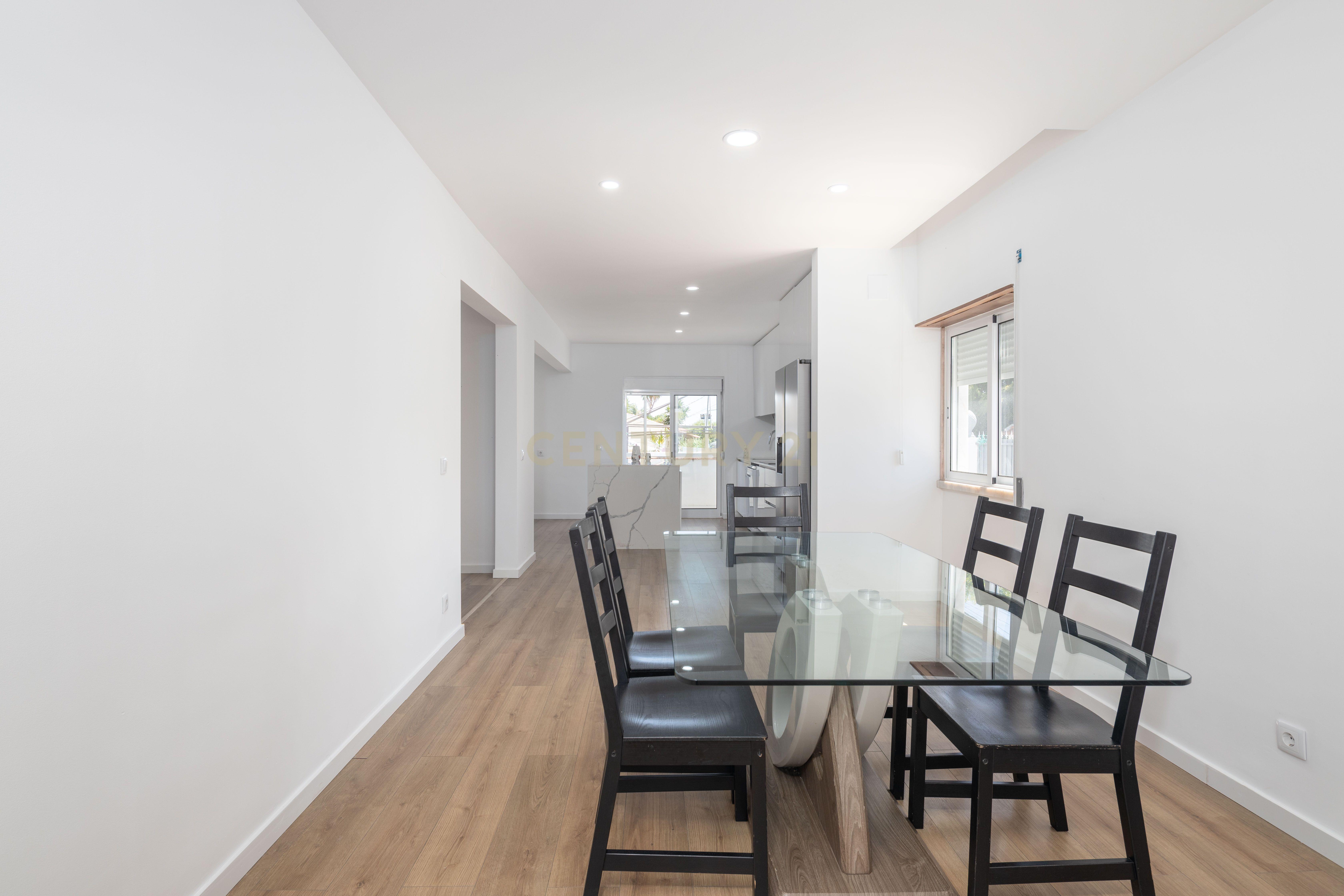 Fotografia 9 de Moradia T4 com Anexo | Garagem Independente | 221 m² de Construção | 10 minutos da praia | Quintinhas | Charneca de Caparica