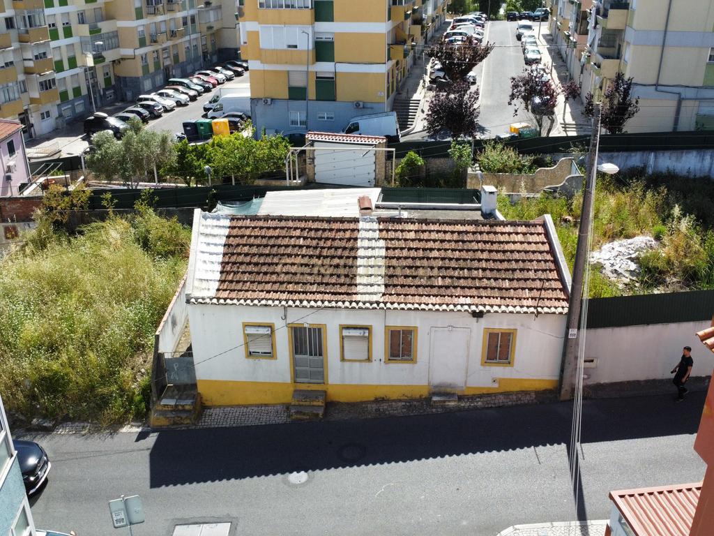 Moradia com 2 apartamentos em Odivelas - Image 1