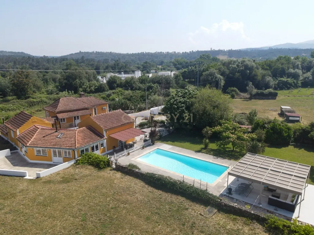 Moradia T7 tradicional em bom estado com varanda coberta, pátio, piscina, terraço coberta, vistas boas e jardim numa localização sossegada perto do centro de Arganil e o rio Alva - Image 10
