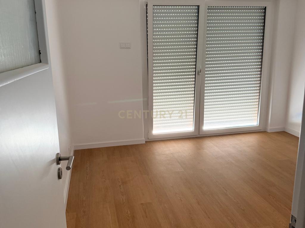 Apartamento T2 renovado em Lisboa com varanda - Image 7