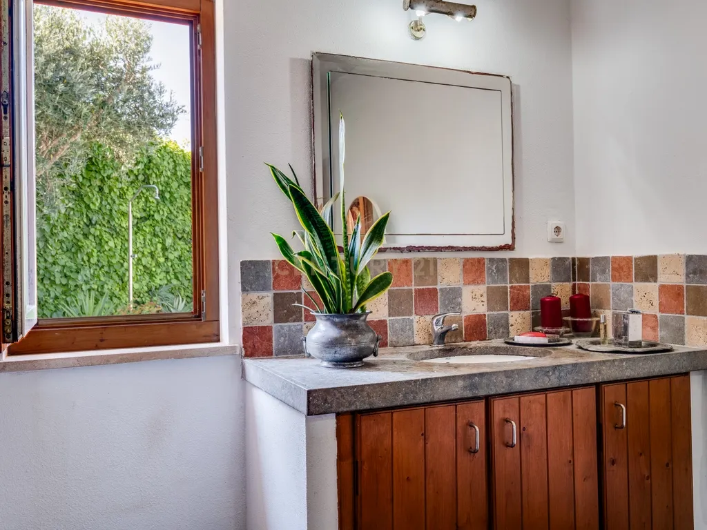 Moradia na Costa Alentejana de 4 Quartos e Arquitetura Tradicional com Piscina e Jardim – Odemira - Image 18