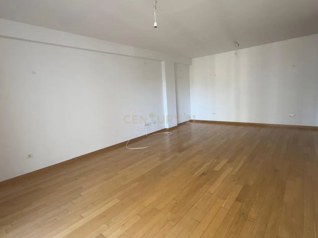 Apartamento T3 na Alta de Lisboa com Box para 2 Viaturas - Image 6
