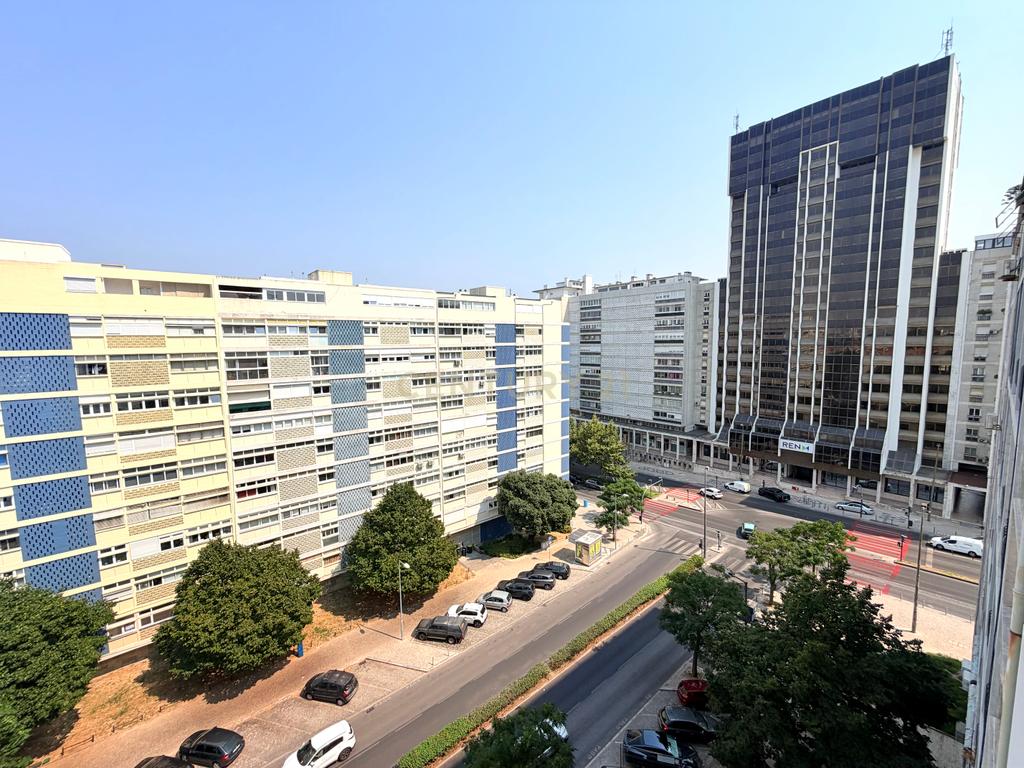 T3+1 Totalmente Remodelado para Arrendamento em Alvalade - Image 30