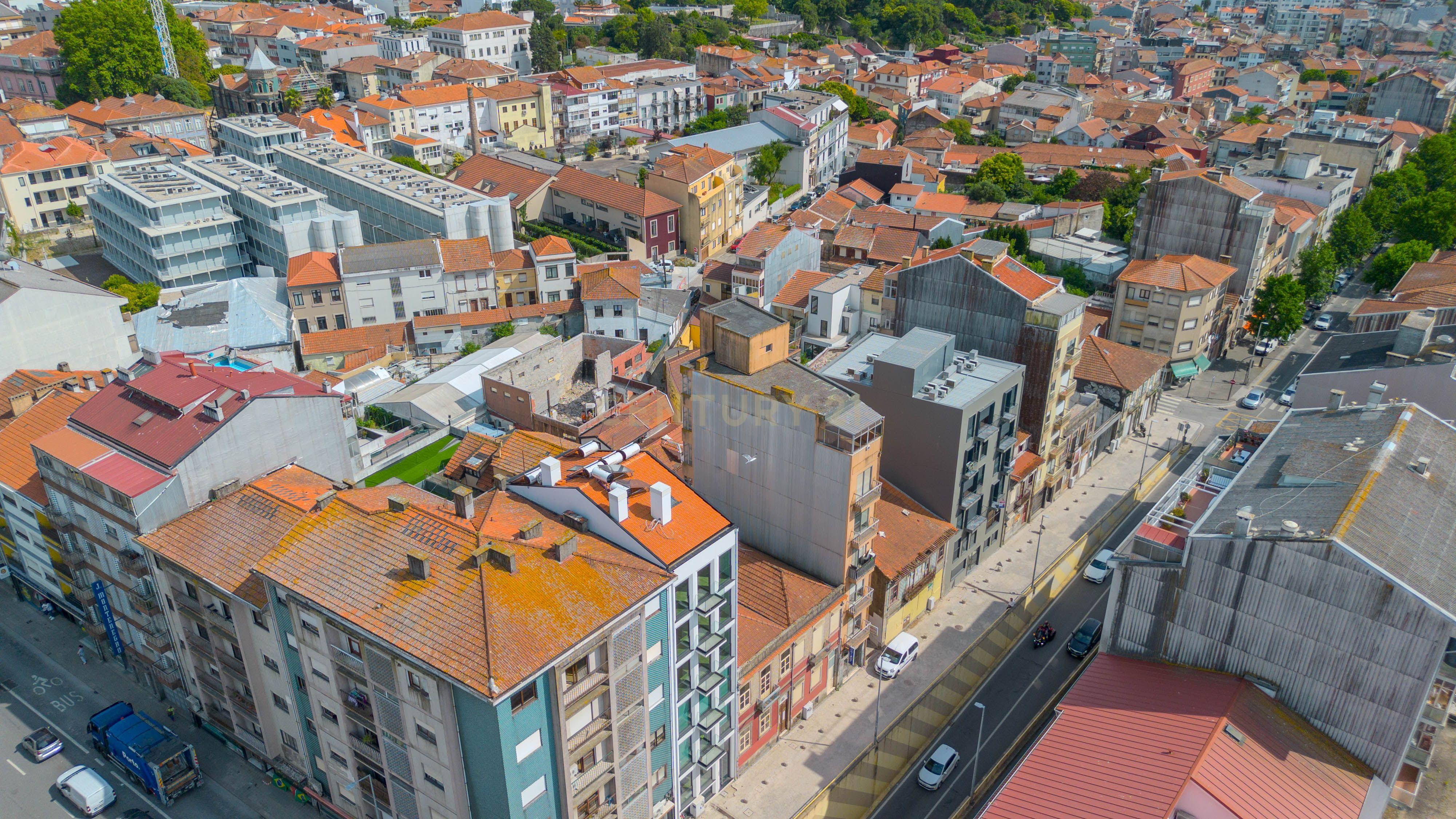 Fotografia 4 de Prédio para Reabilitação com PIP Aprovado | Rua de Faria Guimarães, Porto
