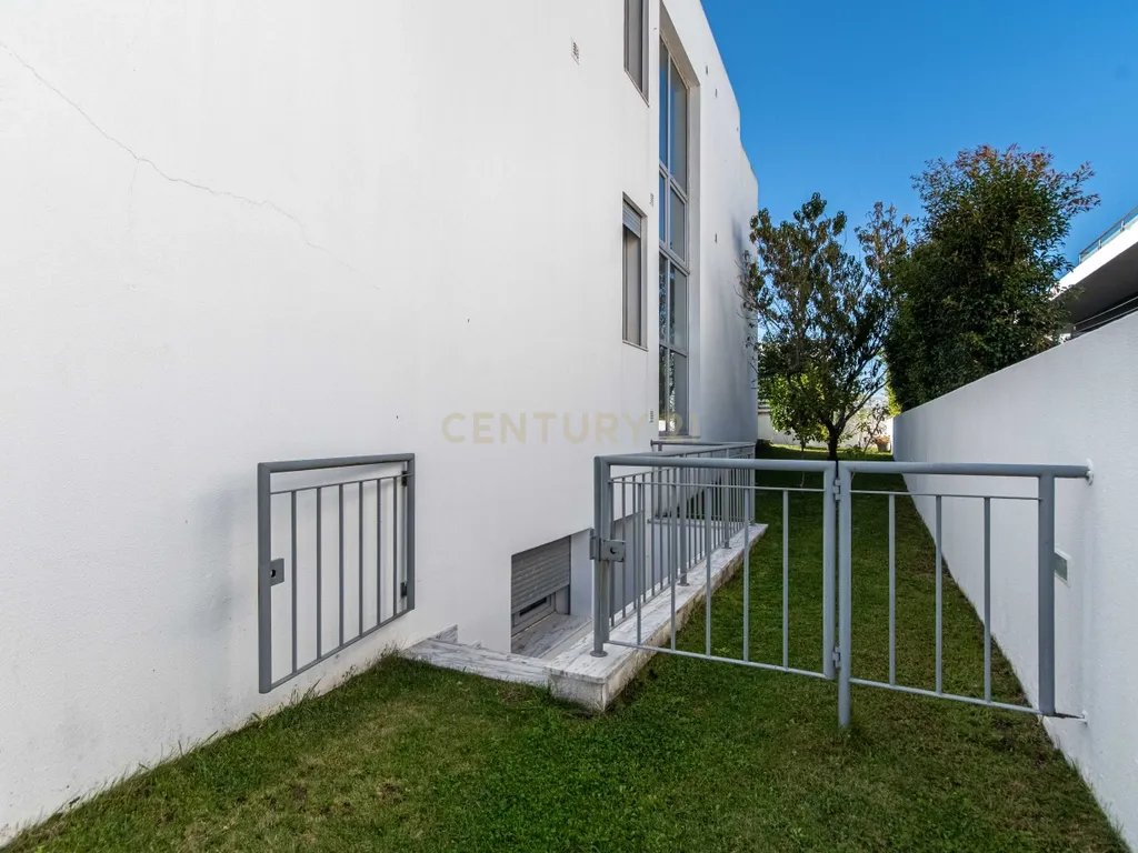 Moradia Isolada de Arquitetura Moderna com Piscina, Jardim e Garagem (Morelena /Pêro Pinheiro) - Image 48