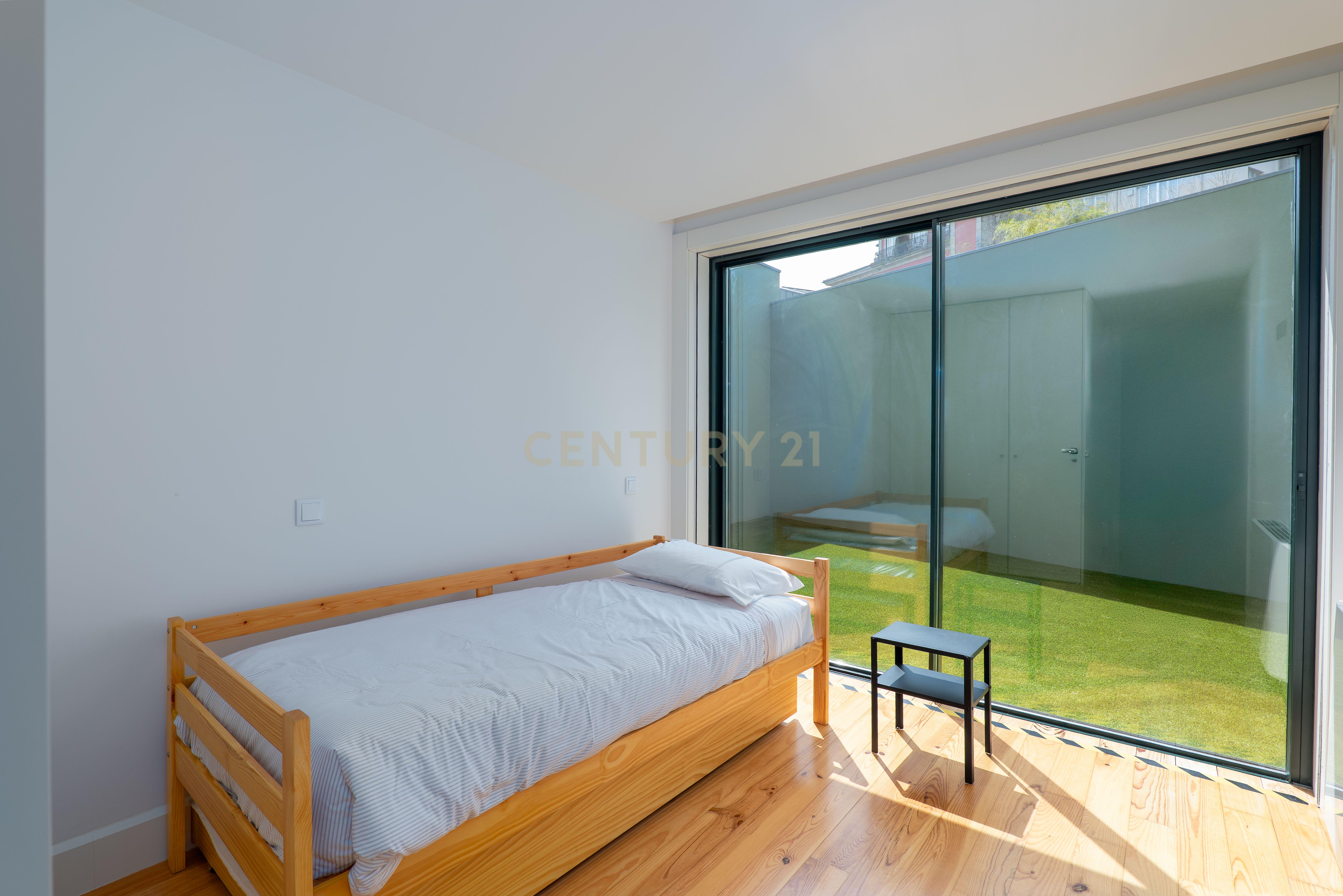 Requintado Apartamento T3 com Terraço no Coração do Porto - Image 13