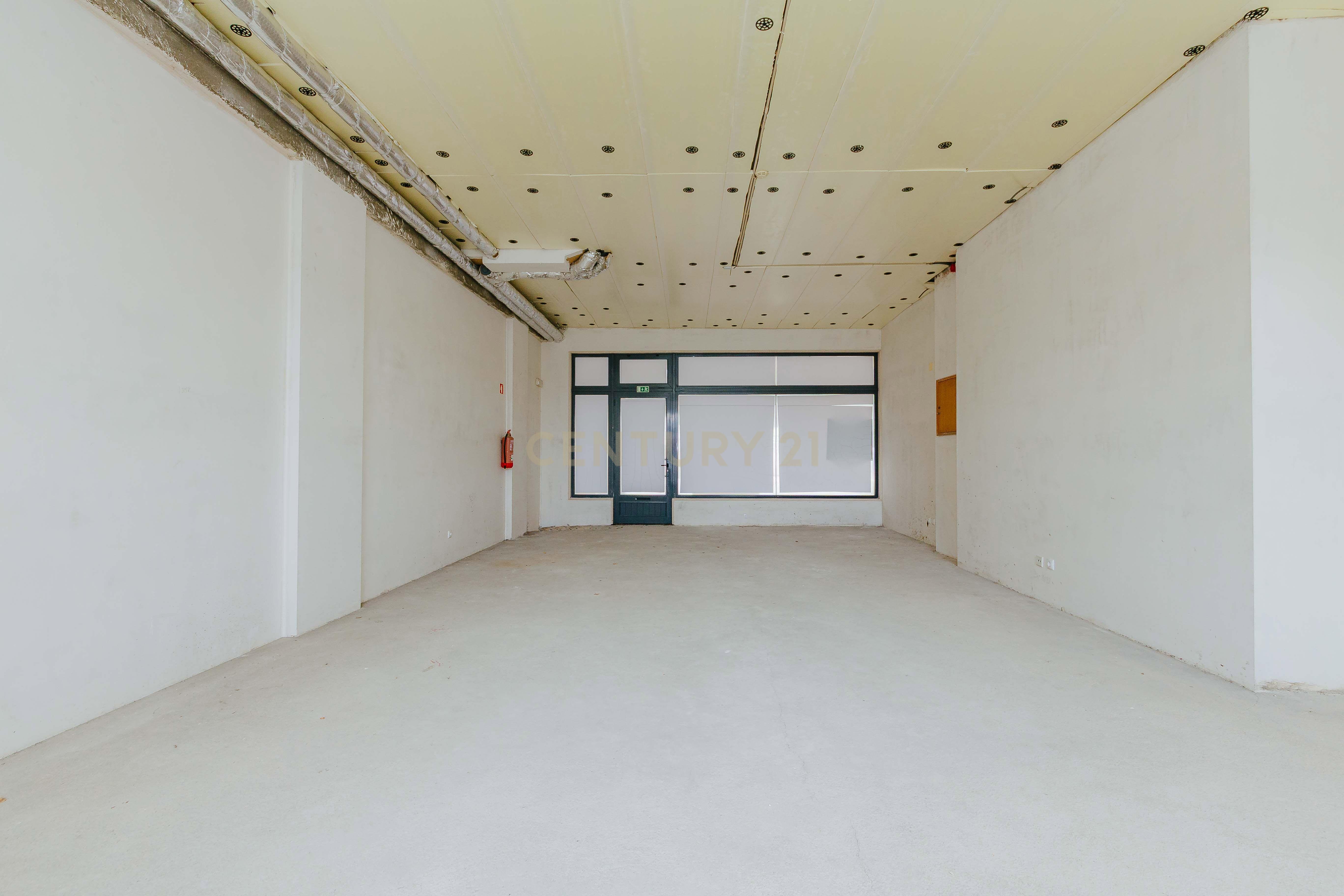 Espaço comercial na prestigiada urbanização do Alto Dos Moinhos - Image 5