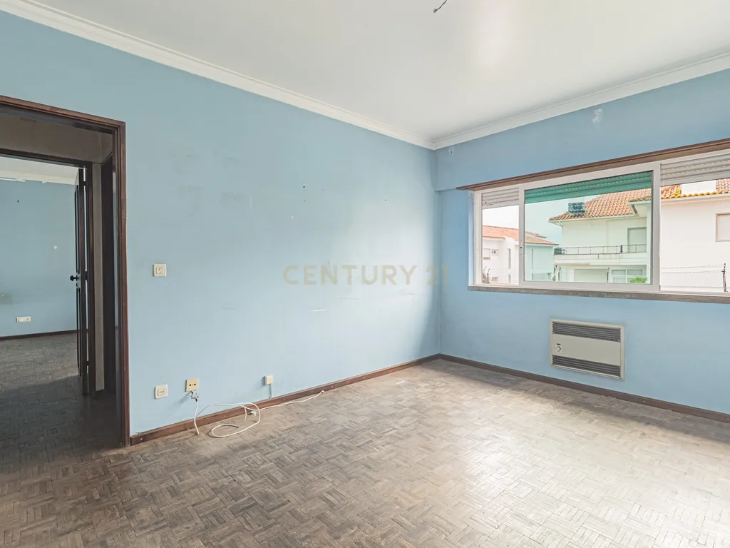 Moradia T5 com 220m2 no centro de Linda-a-Velha - Image 19
