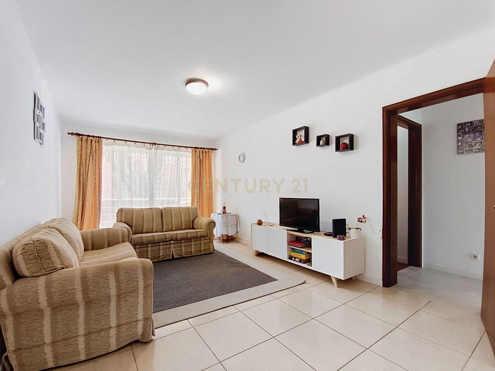 Fotografia 8 de Apartamento T2 com Excelente Luminosidade e Localização Estratégica em Ponta Delgada