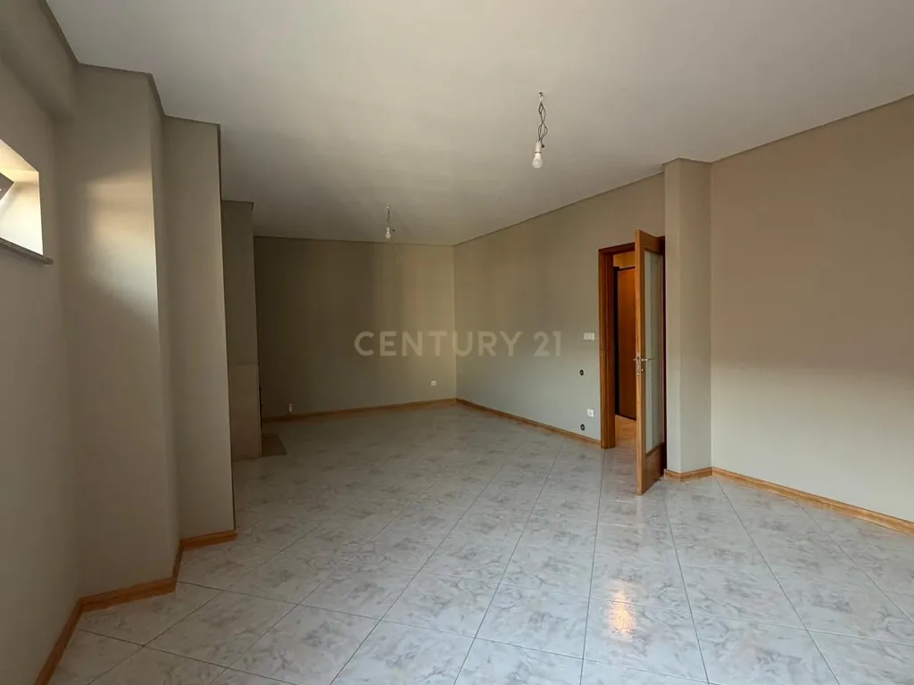 Apartamento Renovado em Braga (São Vítor) com Vista Panorâmica - Image 8