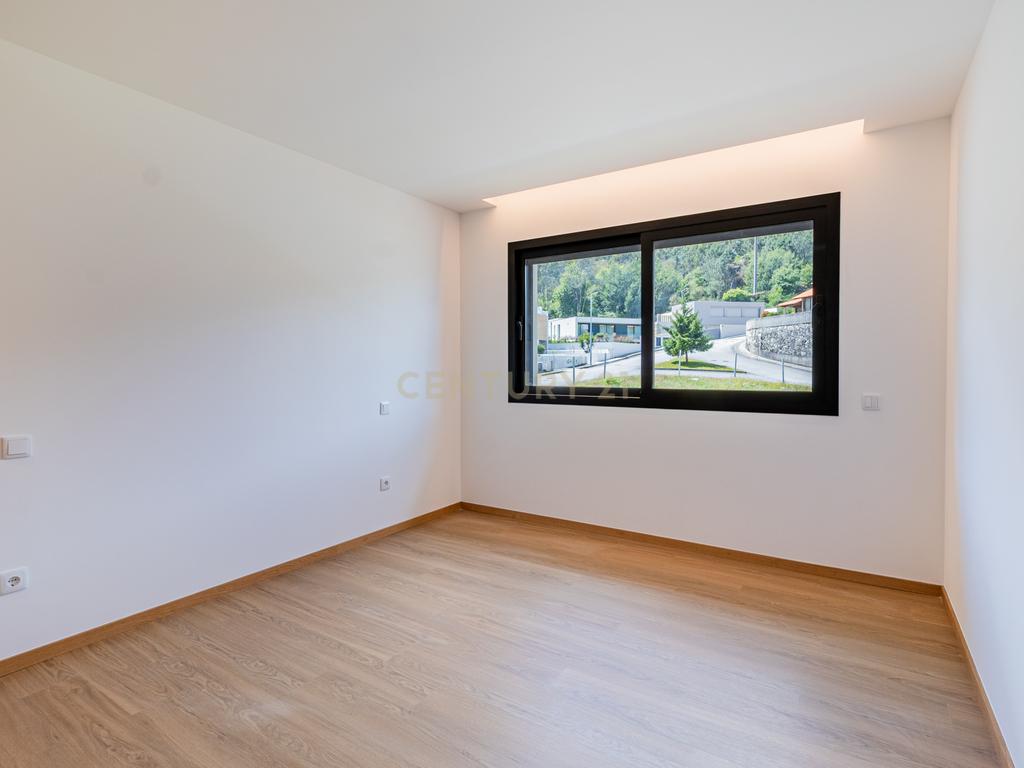 Moradia Gaveto T3 + Escritório | Luxo, Conforto e Vista Incrível – Póvoa de Lanhoso - Image 22