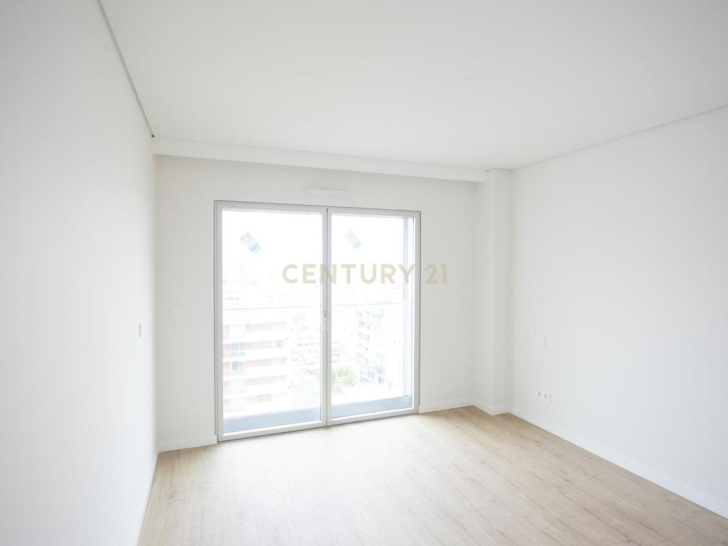 Apartamento T4 duplex com 3 estacionamentos e piscina privativa - Areeiro - Image 14