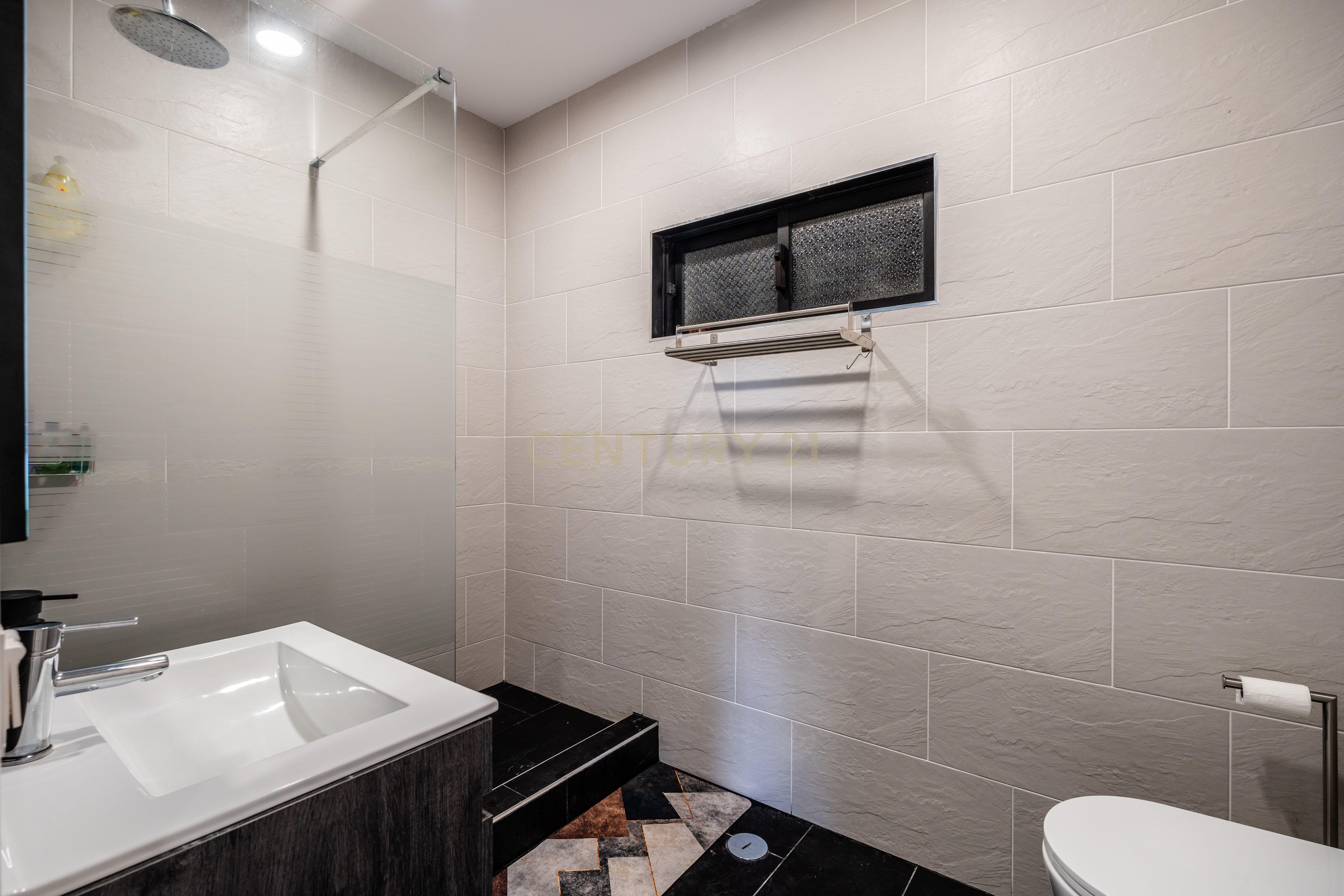 Fotografia 12 de T0+1 Renovado com Armazém de 105 m² e Logradouro Privado em Albufeira