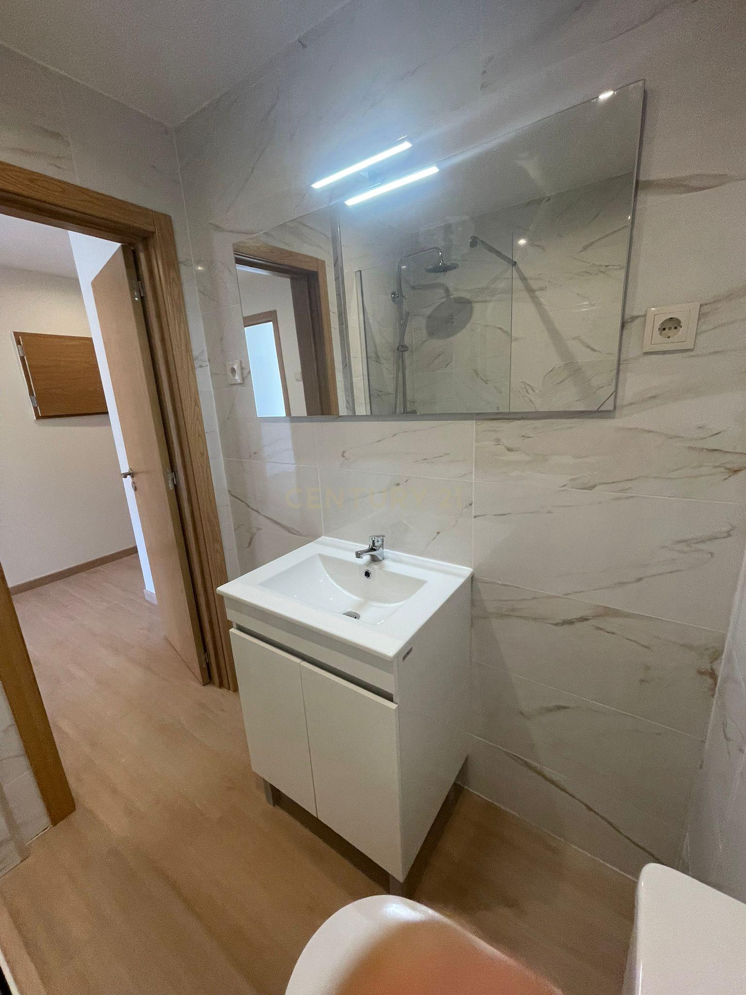 Fotografia 8 de Arrenda-se T2+1 Renovado em Guimarães