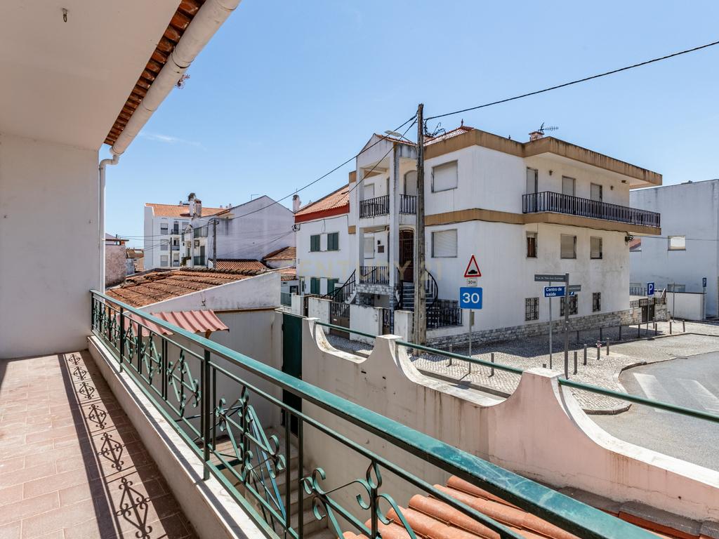 Espaçosa Moradia T3 em Azambuja, Lisboa - Image 27