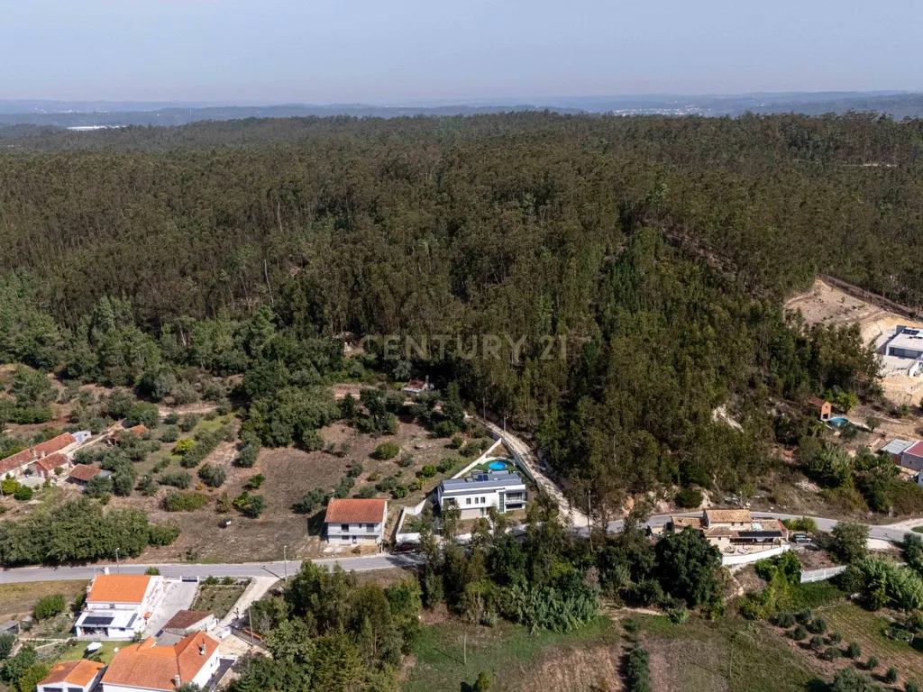 Moradia T4 semi-nova com Piscina, Garagem + Parcela de Terreno Rústico e Vista Serra | Salgueiro, Pombal - Image 64