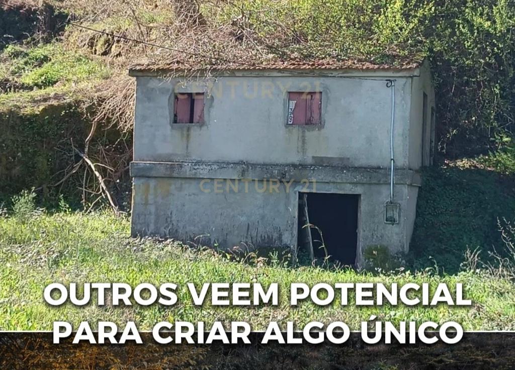 Quinta com moradia em Gondar, perto da Amarante, Porto à face da estrada com muito terreno e água - Image 5