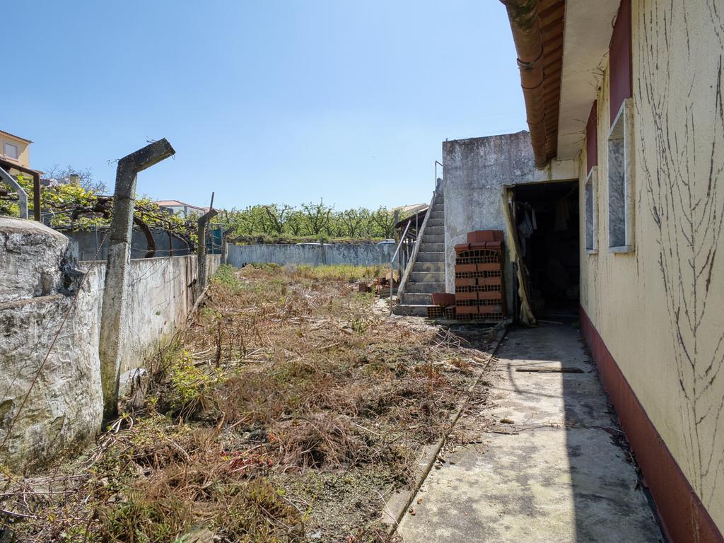 Moradia t2 mais sótão e quintal  com excelente localização na Delgada  - Image 12