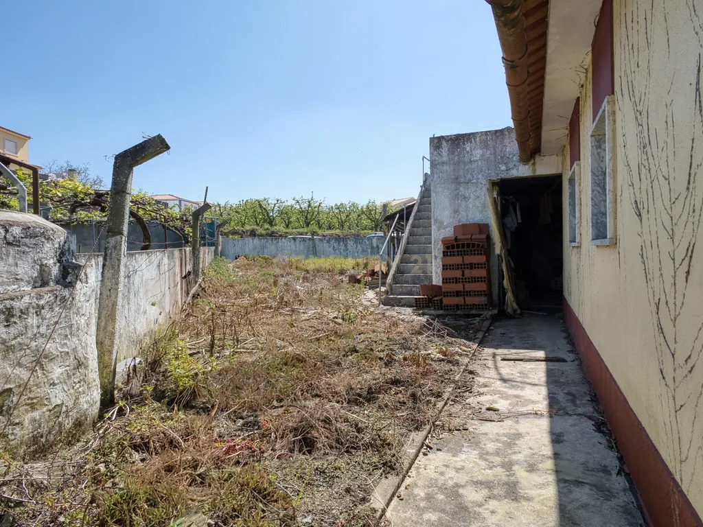 Moradia t2 mais sótão e quintal com excelente localização na Delgada - Image 12