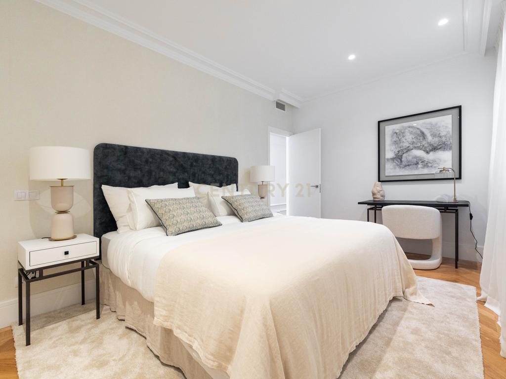 APARTAMENTO RENOVADO COM MOLDURAS E VARANDAS - Image 12