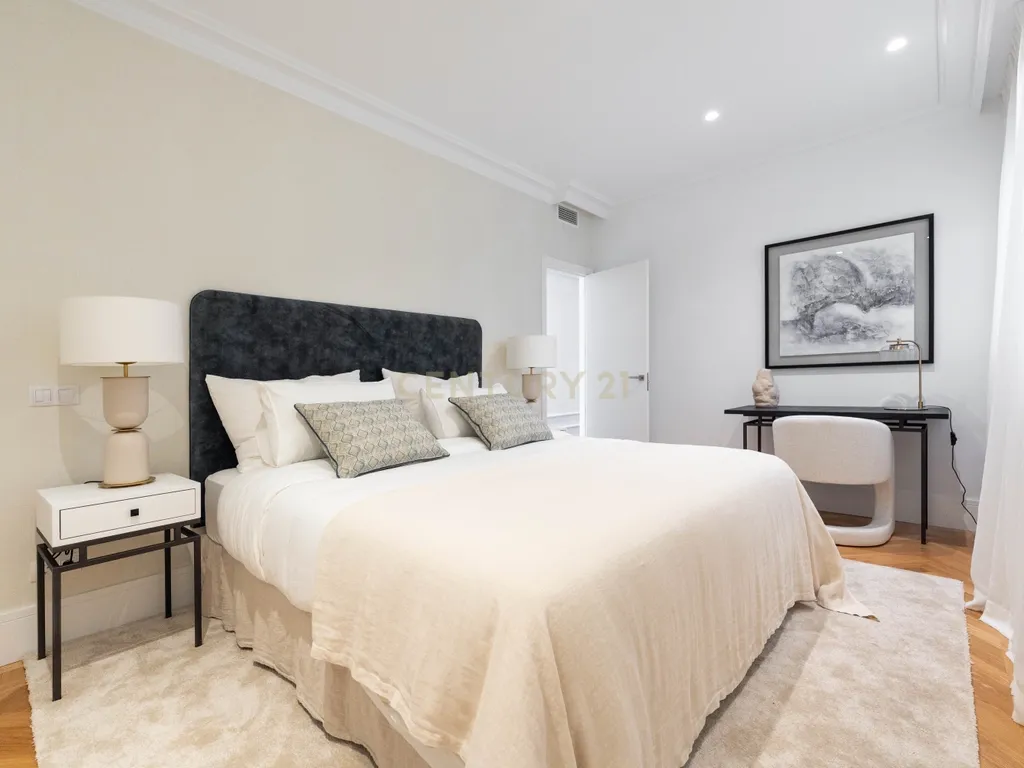 APARTAMENTO RENOVADO COM MOLDURAS E VARANDAS - Image 12