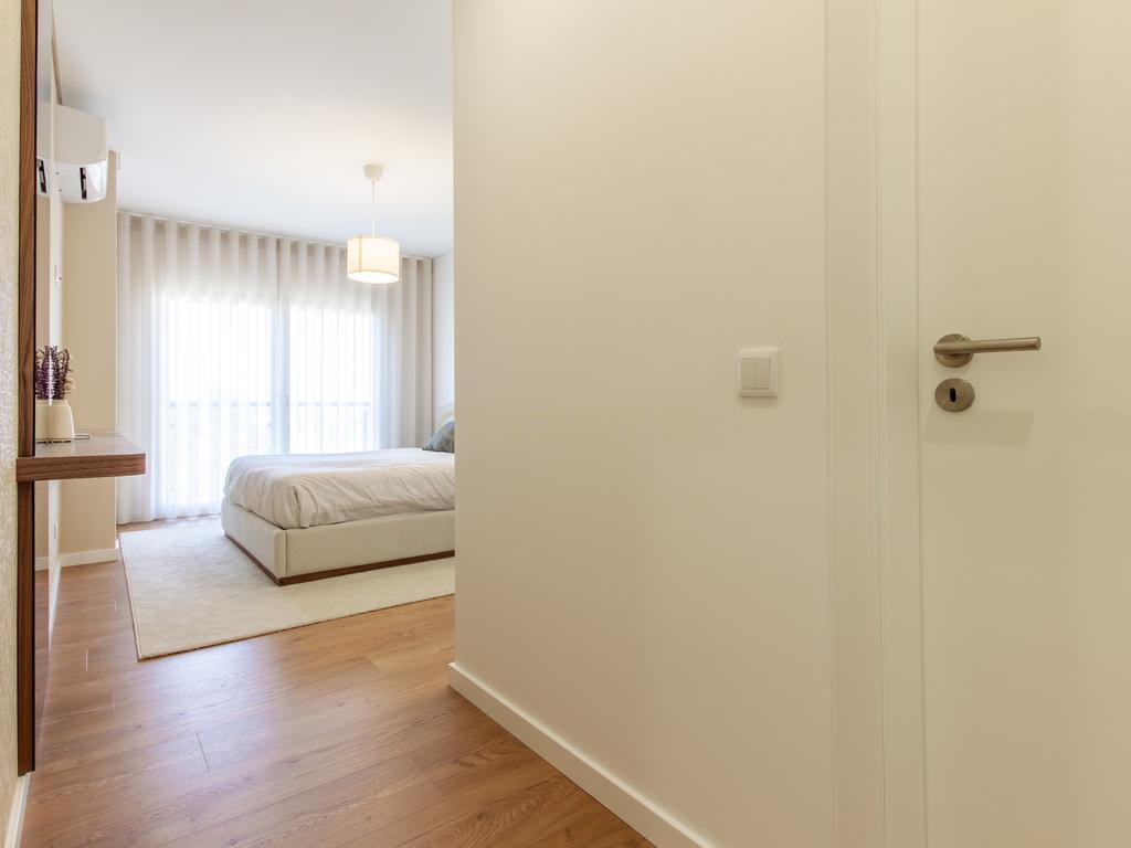 Moderno apartamento T3, com parqueamento e varandas em Santo António da Charneca, Barreiro - Image 12