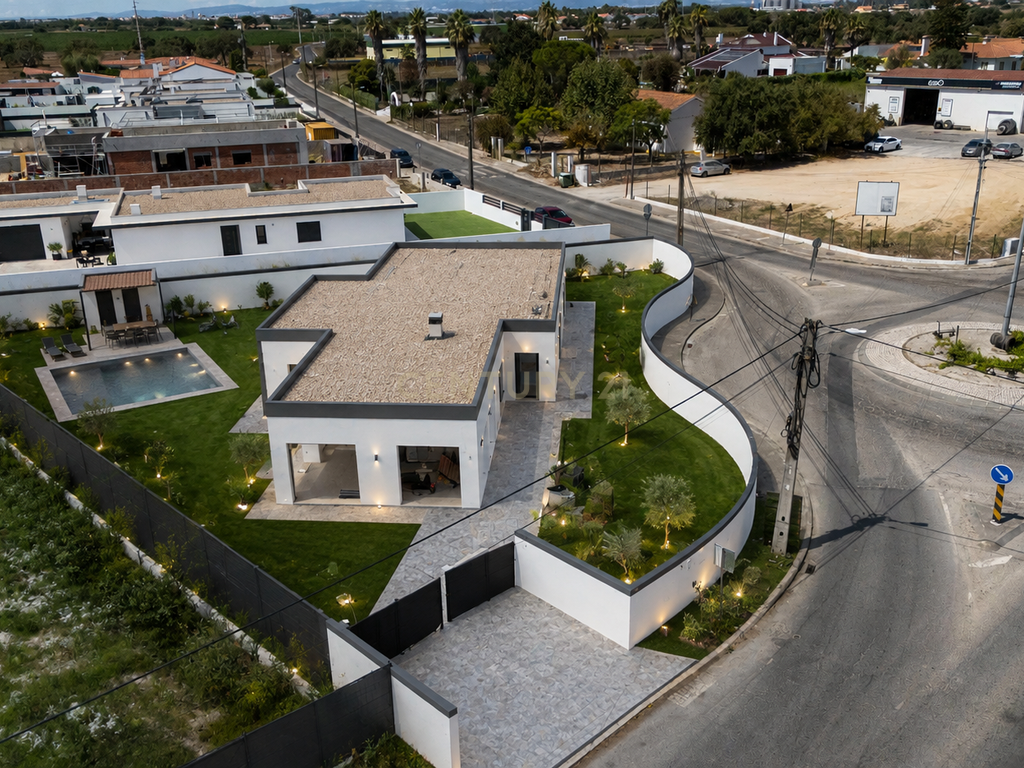 MORADIA T3 COM PISCINA E VISTA CAMPO - Image 1