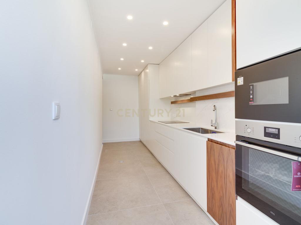 T3 TOTALMENTE RENOVADO COM VARANDA DE 21 m² NO CAMPO PEQUENO – LISBOA - Image 9