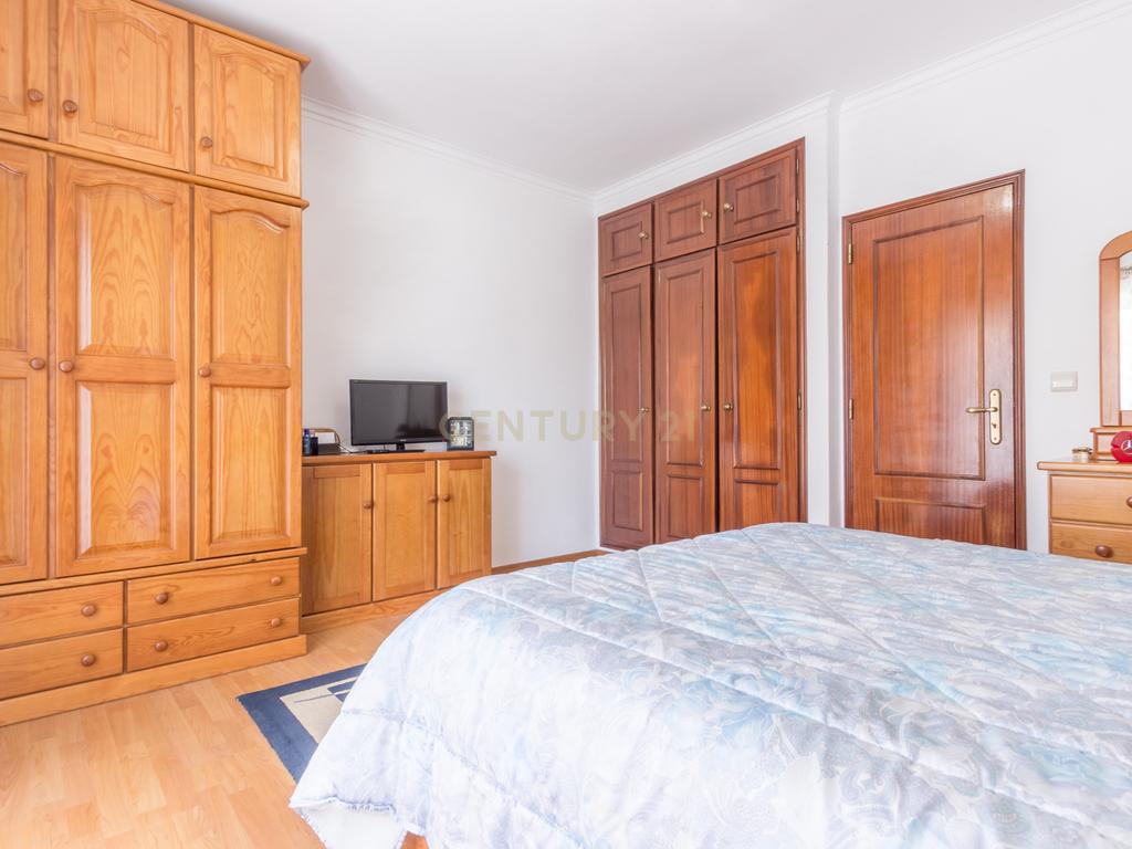 Moradia Geminada T3 com Jardim e Terraço na Quinta do Conde - Image 19