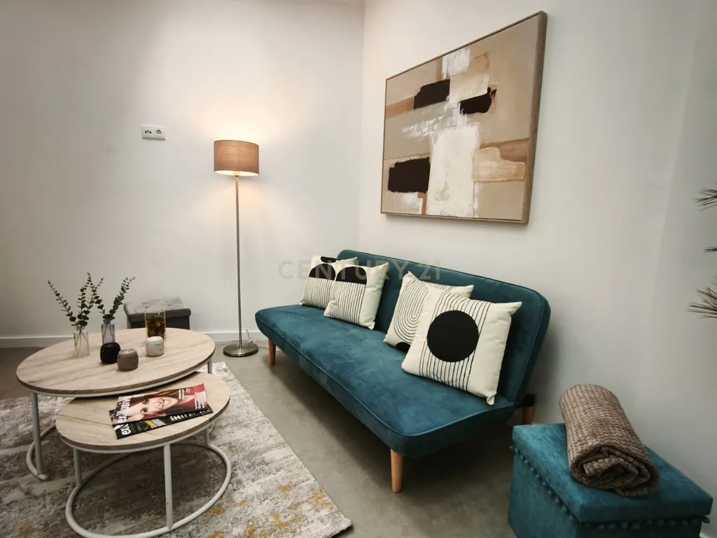 Apartamento T3 totalmente remodelado, com arrecadação e excelente localização - Image 2