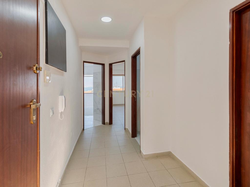 T1 Remodelado com Terraço e Vista Fantástica – Rua Dom Sancho I, Almada - Image 5
