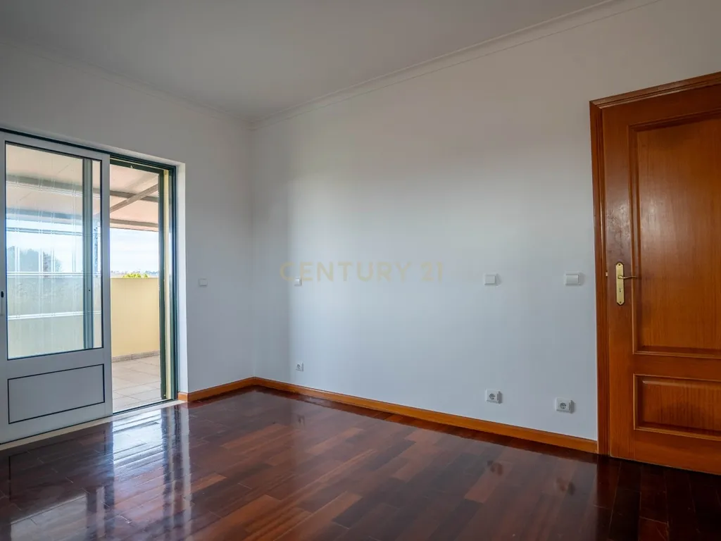 Moradia T5 - C/ terreno - Excelente estado - Image 46