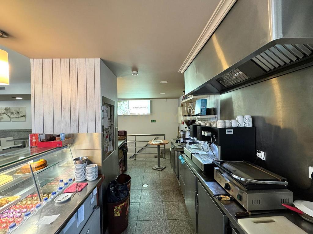 Café/Restaurante com 2 Armazéns e Loja Independente na Av. da República, Gaia - Image 4