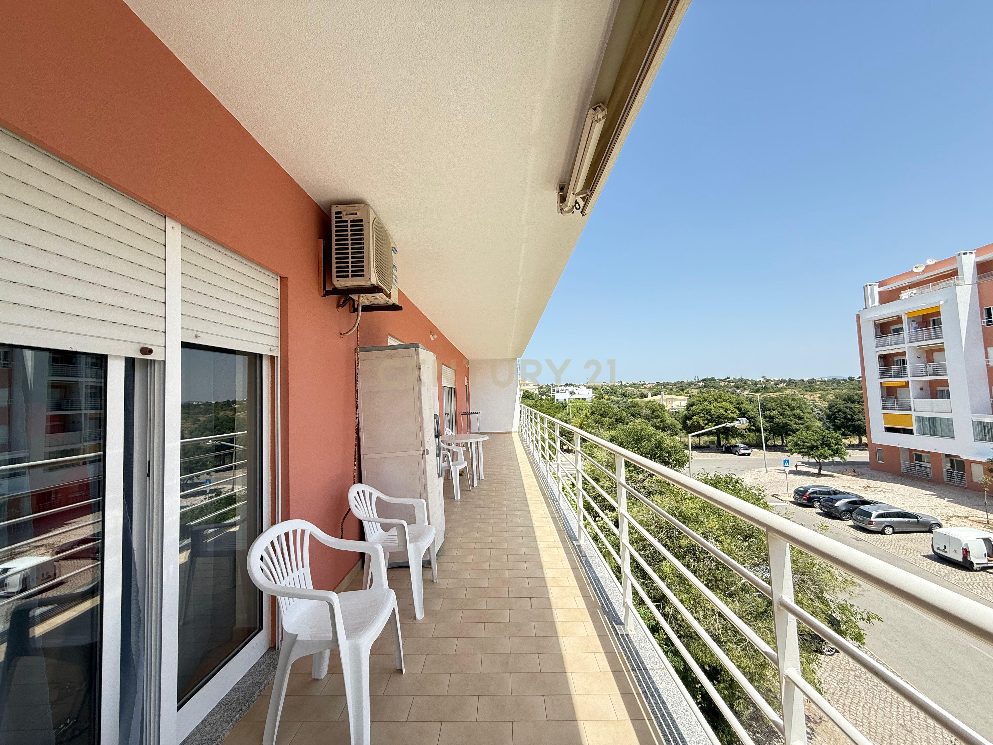 Fotografia 7 de Apartamento T2 Semi-Novo com Garagem em Armação de Pêra – Conforto, Modernidade e Excelente Localização