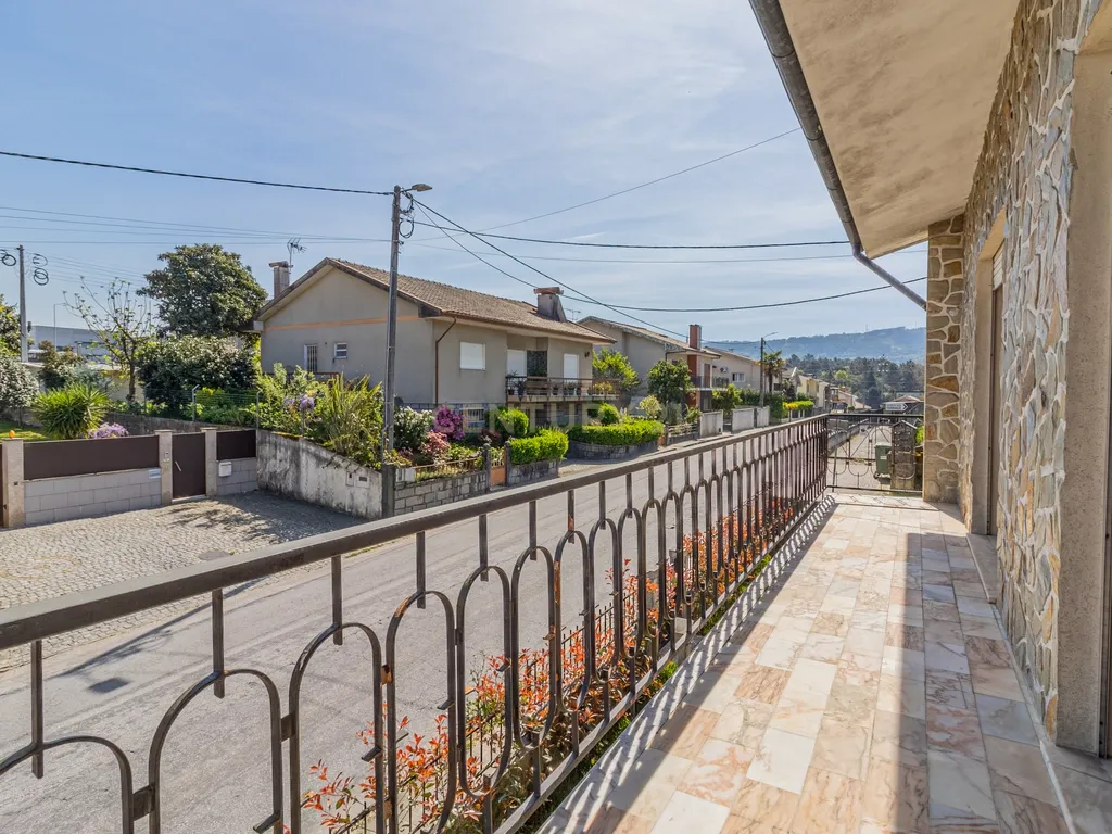 Moradia T3 + T2 em Amares com Jardim e Garagem - Image 7